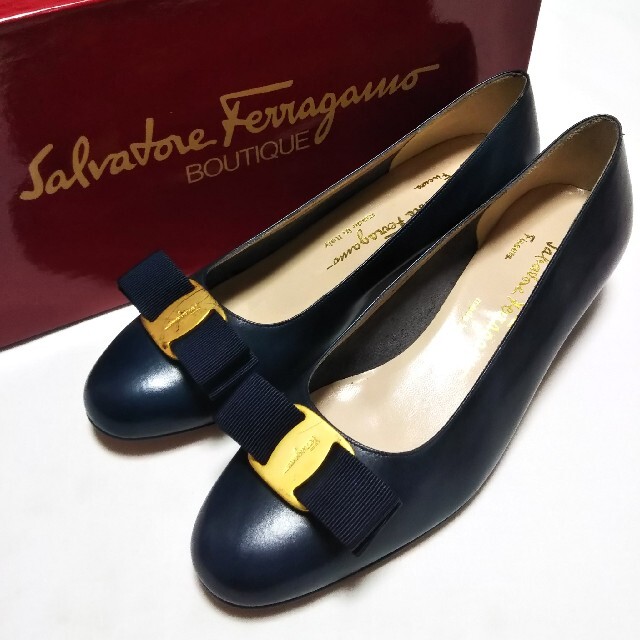 美品 匿名発送❤️ferragamo ヴェラリボン 23cm 型押し ブラウン系