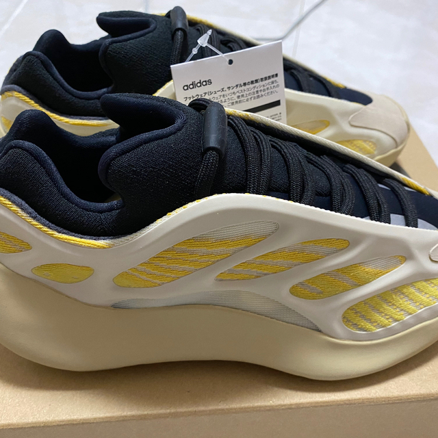 adidas(アディダス)のAJ様専用〇NIKE YEEZY 700 V3 safflower メンズの靴/シューズ(スニーカー)の商品写真