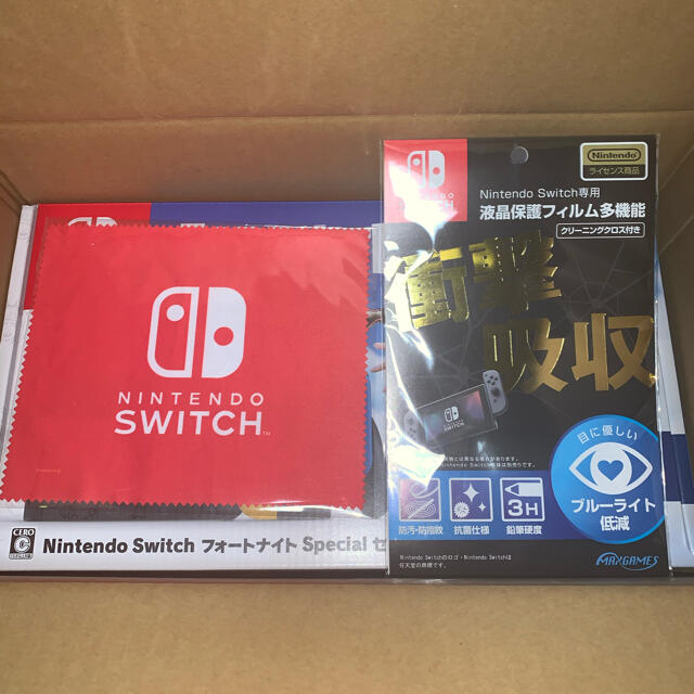 SwitchフォートナイトSpecialセット　保護フィルムとクロス状態