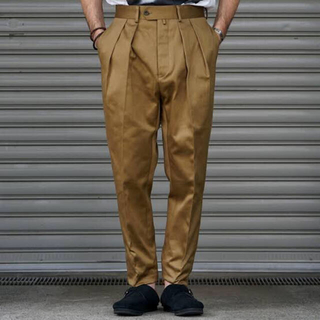 コモリ(COMOLI)のNEAT（ニート）"Turpan Satin / TAPERED taupe色(スラックス)