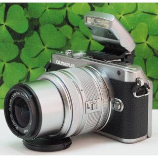 オリンパス(OLYMPUS)の【美品】スマホへ転送 ❤PEN E-PL3s シルバー×オシャレな黒革(ミラーレス一眼)