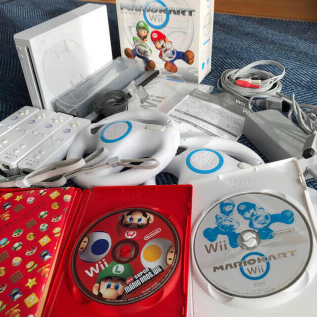 任天堂Wii 本体 リモコン4本 ソフト2本