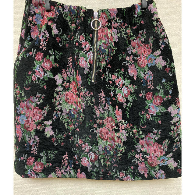 PAGEBOY(ページボーイ)の黒×花柄スカート レディースのスカート(ミニスカート)の商品写真