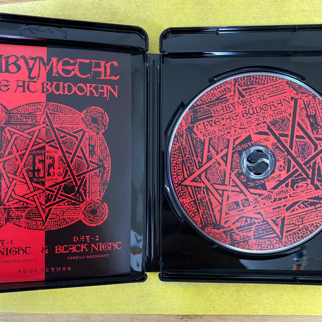 BABYMETAL(ベビーメタル)のBlu-ray「LIVE　AT　BUDOKAN～RED　NIGHT　＆　BLAC エンタメ/ホビーのDVD/ブルーレイ(ミュージック)の商品写真