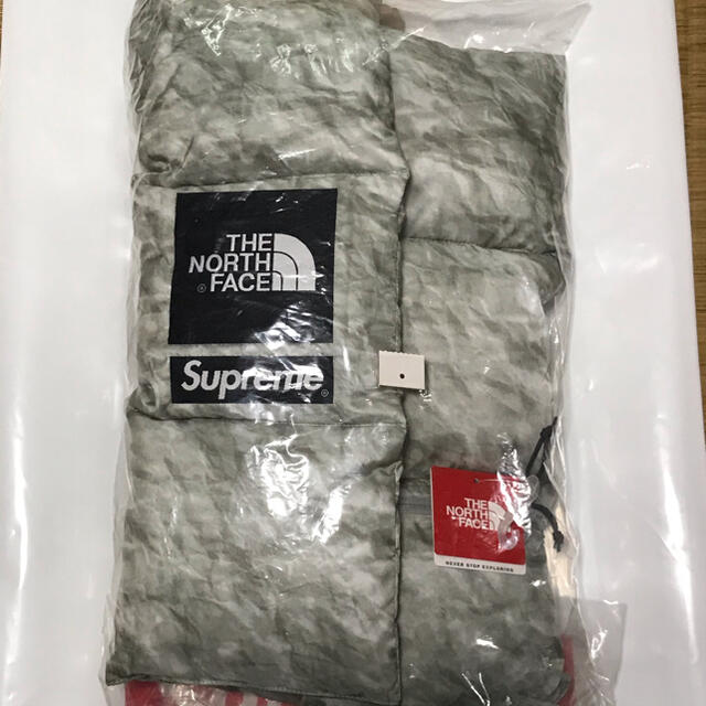 Supreme(シュプリーム)のSupreme TNF Paper Print Down Scarf ヌプシ メンズのファッション小物(マフラー)の商品写真