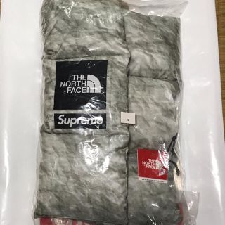 シュプリーム(Supreme)のSupreme TNF Paper Print Down Scarf ヌプシ(マフラー)