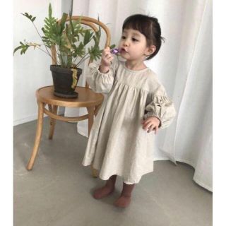 子供服　お袖ポワンワンピース　胸元切り返し　女の子　新品　コットンリネン(ワンピース)