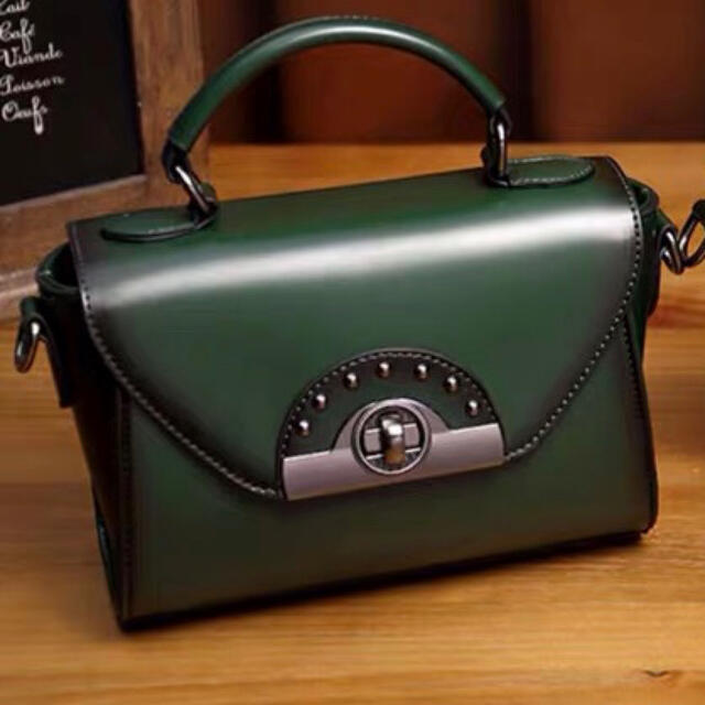 新品　ハンドバッグ レザー2WAYショルダーバッグ 緑 レディースのバッグ(ショルダーバッグ)の商品写真