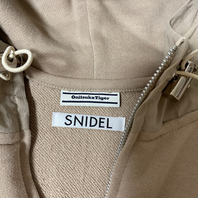 SNIDEL(スナイデル)のSNIDEL OnitsukaTiger ポンチョ レディースのジャケット/アウター(ポンチョ)の商品写真