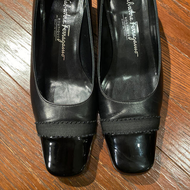 Salvatore Ferragamo(サルヴァトーレフェラガモ)のにゃー様専用 フェラガモ パンプス 6.5C 黒×黒エナメル×グログラン 美品 レディースの靴/シューズ(ハイヒール/パンプス)の商品写真