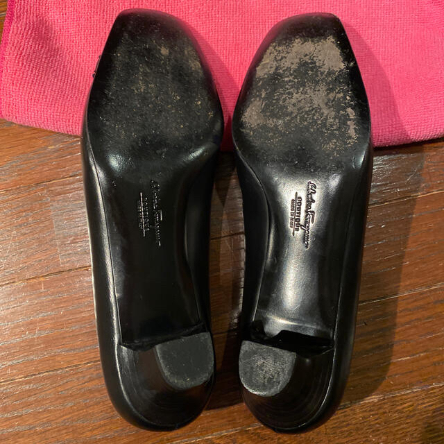 Salvatore Ferragamo(サルヴァトーレフェラガモ)のにゃー様専用 フェラガモ パンプス 6.5C 黒×黒エナメル×グログラン 美品 レディースの靴/シューズ(ハイヒール/パンプス)の商品写真