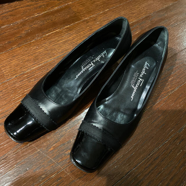 Salvatore Ferragamo(サルヴァトーレフェラガモ)のにゃー様専用 フェラガモ パンプス 6.5C 黒×黒エナメル×グログラン 美品 レディースの靴/シューズ(ハイヒール/パンプス)の商品写真