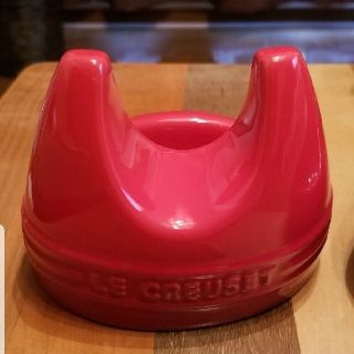 ルクルーゼ(LE CREUSET)のルクルーゼ*リッドスタンドのみ*チェリーレッド(収納/キッチン雑貨)