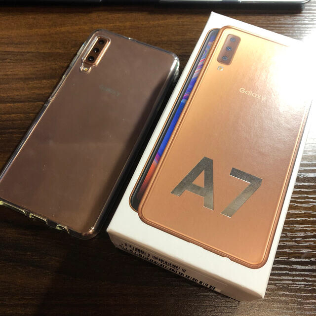 SAMSUNG(サムスン)のGALAXY A7 SIMフリー color:GOLD ケース付 スマホ/家電/カメラのスマートフォン/携帯電話(スマートフォン本体)の商品写真