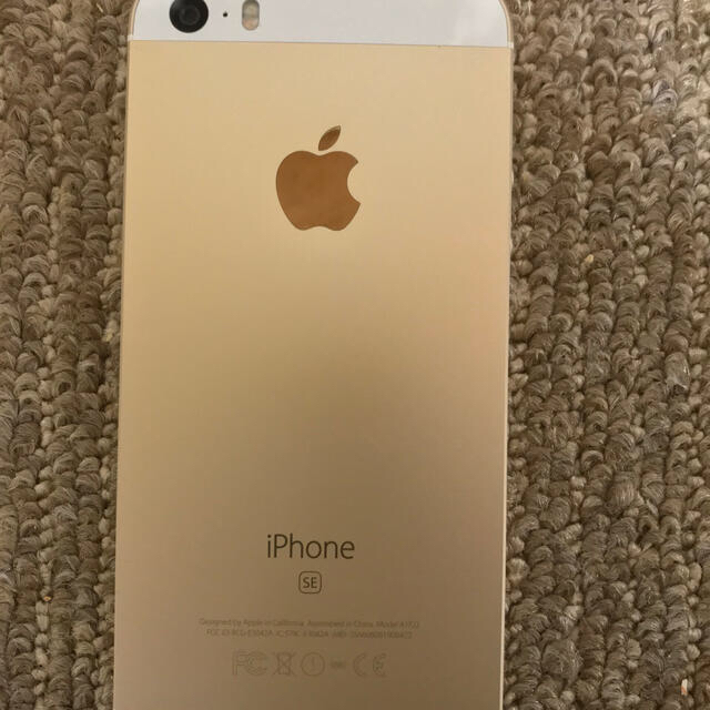 Apple(アップル)のiPhone se gold 32G sim解除済み スマホ/家電/カメラのスマートフォン/携帯電話(スマートフォン本体)の商品写真