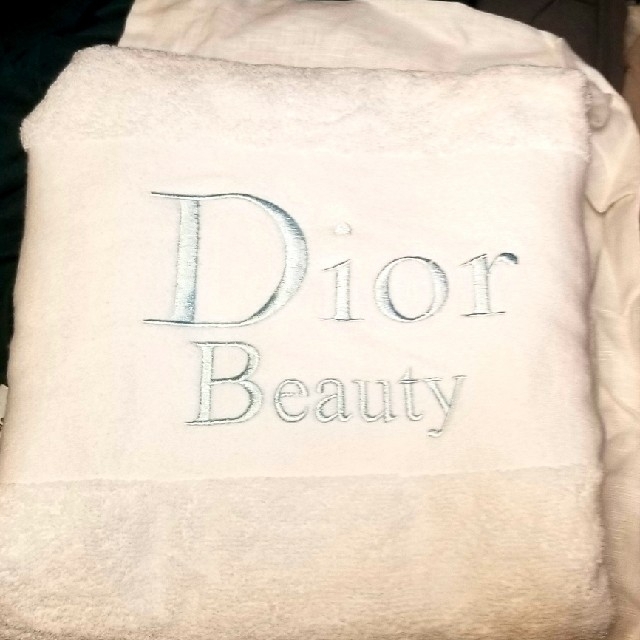 Dior(ディオール)の正規品非売限定品‼️激レア‼️ディオールDior Beauty★BIGバスタオル インテリア/住まい/日用品の日用品/生活雑貨/旅行(タオル/バス用品)の商品写真