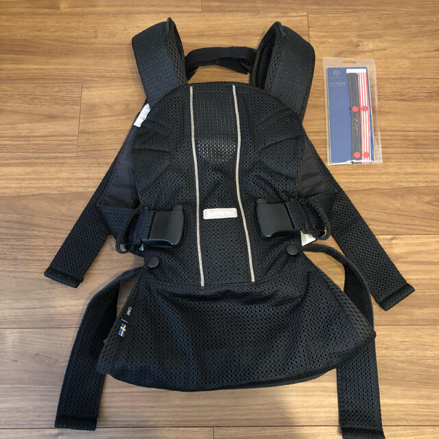 BABYBJORN(ベビービョルン)のおまけ付き　ベビービョルン　ONE KAI AIR ブラックグレージュ キッズ/ベビー/マタニティの外出/移動用品(抱っこひも/おんぶひも)の商品写真