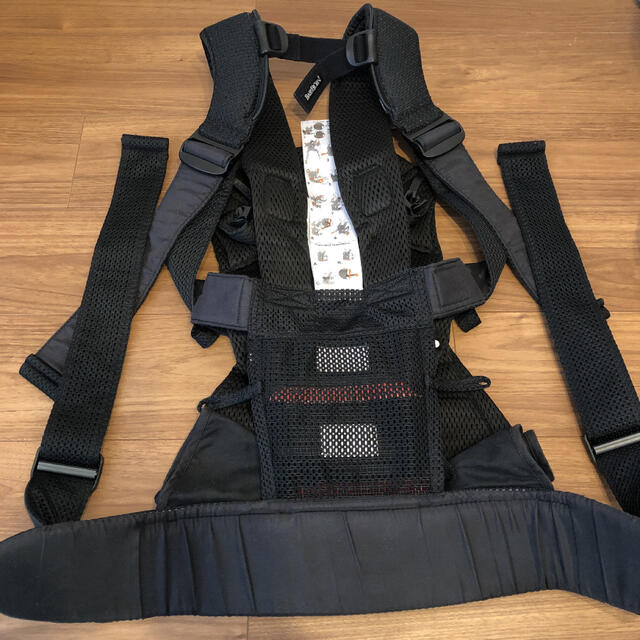 BABYBJORN(ベビービョルン)のおまけ付き　ベビービョルン　ONE KAI AIR ブラックグレージュ キッズ/ベビー/マタニティの外出/移動用品(抱っこひも/おんぶひも)の商品写真