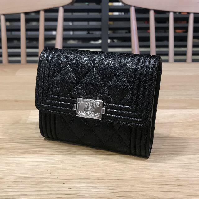 CHANEL(シャネル)のりろ様専用　新品未使用 シャネル ボーイシャネル 3つ折り財布 シルバー金具 レディースのファッション小物(財布)の商品写真