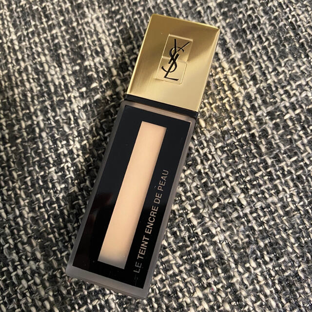 Yves Saint Laurent Beaute(イヴサンローランボーテ)の新品　タン アンクル ド ポー B20 コスメ/美容のベースメイク/化粧品(ファンデーション)の商品写真