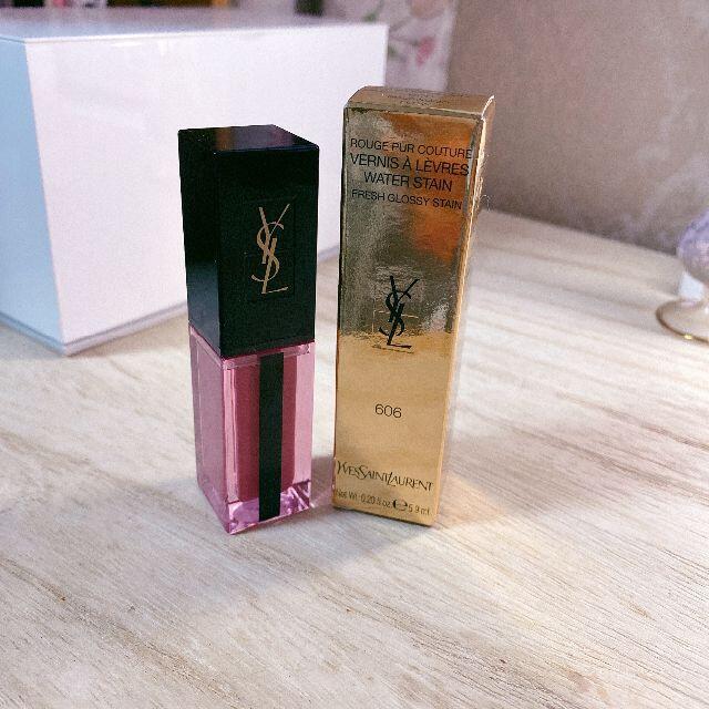 Yves Saint Laurent Beaute(イヴサンローランボーテ)のルージュ ピュールクチュール ヴェルニ ウォーターステイン606 コスメ/美容のベースメイク/化粧品(リップグロス)の商品写真