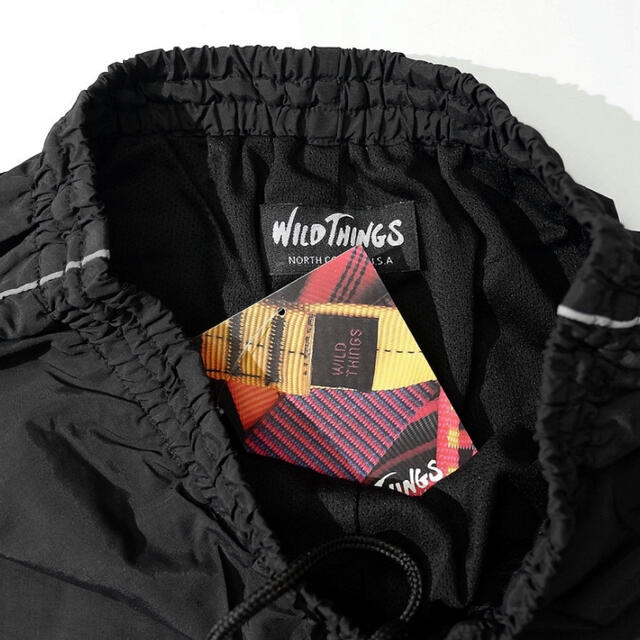 WILDTHINGS(ワイルドシングス)のワイルドシングス　WILDTHINGS ナイロンパンツ　Lサイズ メンズのジャケット/アウター(ナイロンジャケット)の商品写真