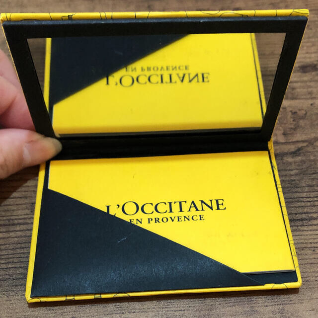 L'OCCITANE(ロクシタン)の☆最終処分SALE☆非売品　L'OCCITAN あぶらとり紙付きミラー レディースのファッション小物(ミラー)の商品写真
