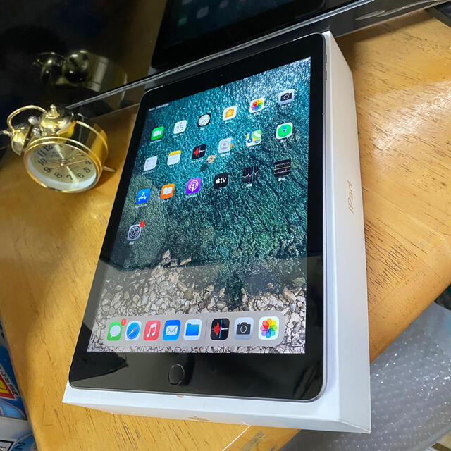 準美品　iPad5  32GB セルラー　AU　アイパッド　5世代　2017sv