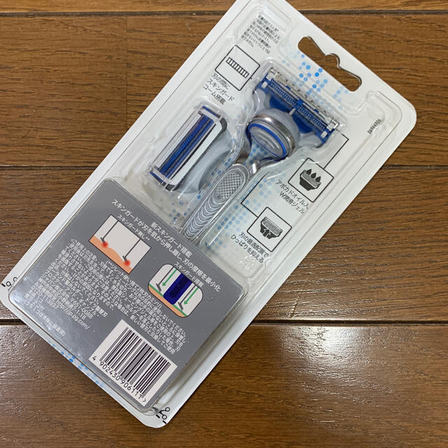 gilet(ジレ)のジレット　スキンガード　新品　ジレ　マニュアル ホルダー 敏感肌向け 髭剃り スマホ/家電/カメラの美容/健康(メンズシェーバー)の商品写真