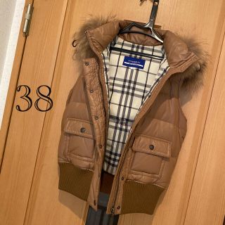 バーバリーブルーレーベル(BURBERRY BLUE LABEL)の♡美品バーバリーブルーレーベル  暖かいダウンベスト　キャメル38(ダウンベスト)