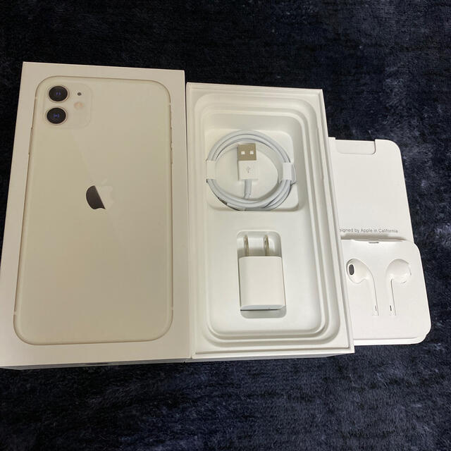 iPhone(アイフォーン)のiPhone11 付属品　充電器　イヤホン一式 スマホ/家電/カメラのオーディオ機器(ヘッドフォン/イヤフォン)の商品写真