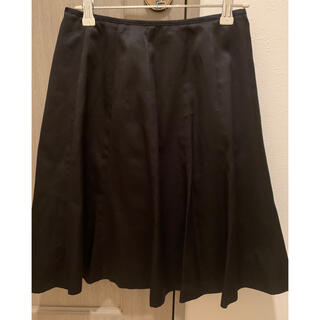 エムケークランプリュス(MK KLEIN+)のサテン風ブラック艶スカート(ひざ丈スカート)