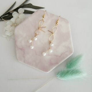 リボン×パールピアス　イヤリング(ピアス)