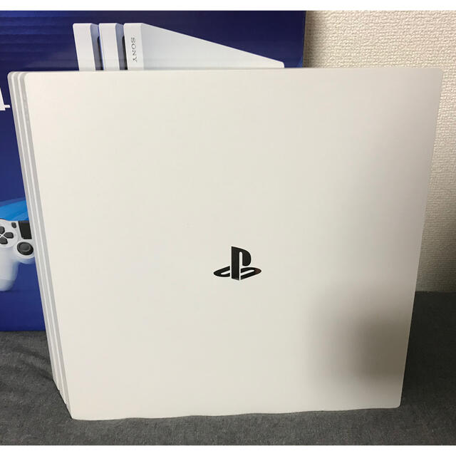 PlayStation4(プレイステーション4)のPlayStation 4 Pro グレイシャー・ホワイト 1TB  エンタメ/ホビーのゲームソフト/ゲーム機本体(家庭用ゲーム機本体)の商品写真