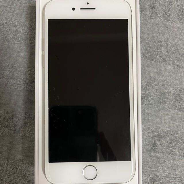 iPhone(アイフォーン)のiPhone8 silver 本体 64GB スマホ/家電/カメラのスマートフォン/携帯電話(スマートフォン本体)の商品写真