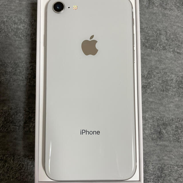 iPhone(アイフォーン)のiPhone8 silver 本体 64GB スマホ/家電/カメラのスマートフォン/携帯電話(スマートフォン本体)の商品写真