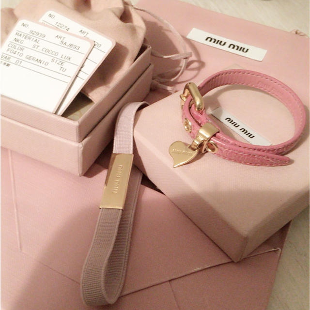 miu miu クロコダイルレザー ブレスレット バングル ピンクベージュ