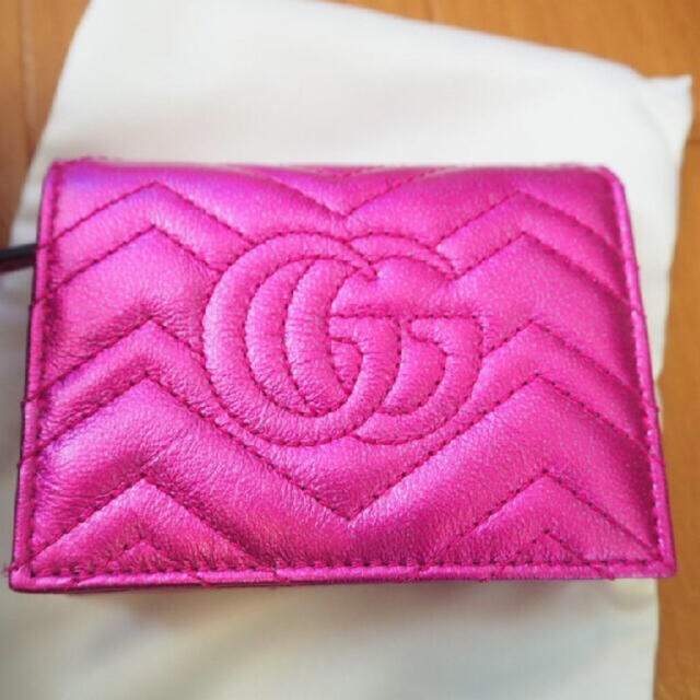 Gucci(グッチ)のGUCCI メタリックピンク　財布 レディースのファッション小物(財布)の商品写真