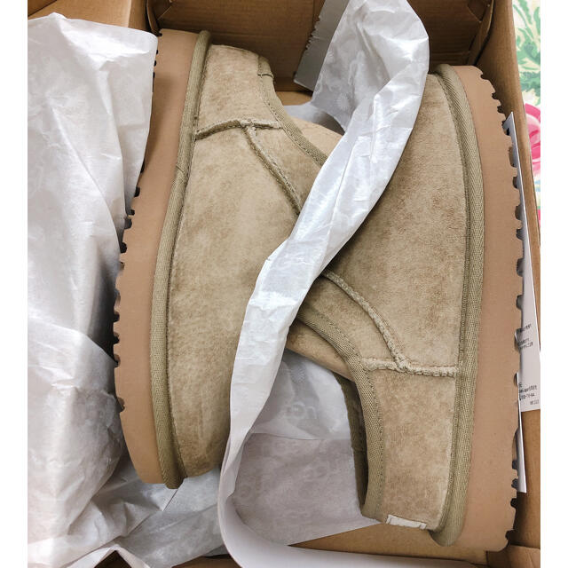 FRAMeWORK(フレームワーク)の新品未使用　FRAMeWORK 【UGG】CLASSIC SLIPPER レディースの靴/シューズ(スリッポン/モカシン)の商品写真