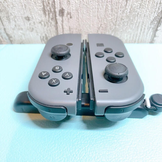 Nintendo Switch(ニンテンドースイッチ)の美品 人気カラー 廃盤グレーSwitch 左右セット ジョイコンJoy-Con エンタメ/ホビーのゲームソフト/ゲーム機本体(家庭用ゲーム機本体)の商品写真