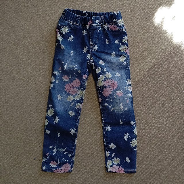 GAP(ギャップ)のGAP／キッズ／フラワープリントデニム キッズ/ベビー/マタニティのキッズ服女の子用(90cm~)(パンツ/スパッツ)の商品写真