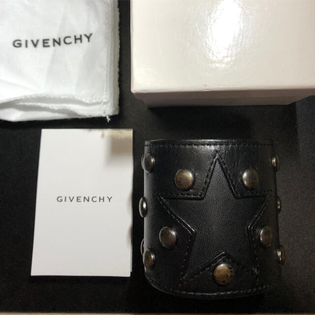 GIVENCHY スタッズレザーブレスレット 箱付き