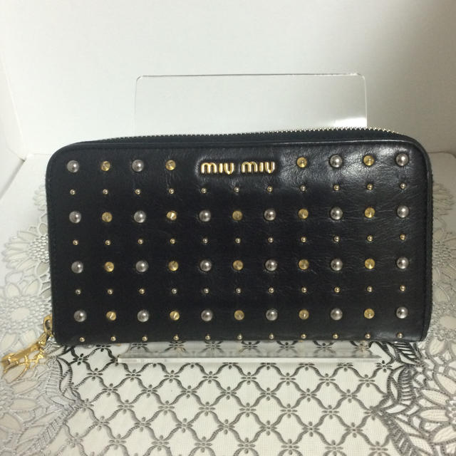 miumiu(ミュウミュウ)の美品 ミュウミュウ スタッズ ラウンド レディースのファッション小物(財布)の商品写真