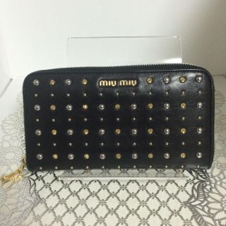 ミュウミュウ(miumiu)の美品 ミュウミュウ スタッズ ラウンド(財布)