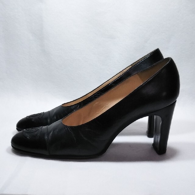 CHANEL(シャネル)のシャネル　パンプス　レザー　ココマーク　ブラック レディースの靴/シューズ(ハイヒール/パンプス)の商品写真