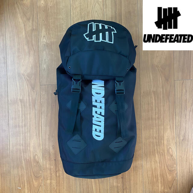 UNDEFEATED(アンディフィーテッド)の【限定品・廃盤】アンディフィーテッド　ニューエラ★バックパック　大容量 メンズのバッグ(バッグパック/リュック)の商品写真