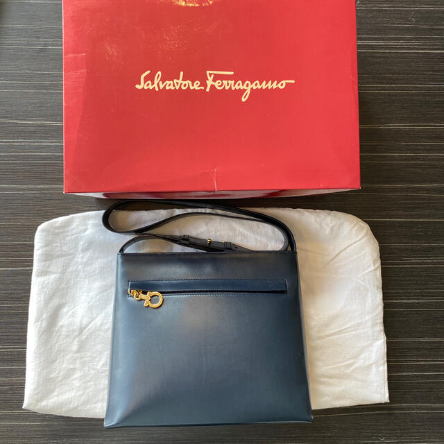 Salvatore Ferragamo(サルヴァトーレフェラガモ)のフェラガモ　ネイビー　ショルダーバッグ メンズのバッグ(ショルダーバッグ)の商品写真