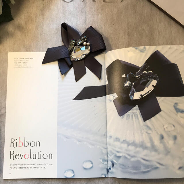 FOXEY(フォクシー)のFOXEY ブローチ　"Ribbon Waltz"29160円　カタログ多数掲載 レディースのアクセサリー(ブローチ/コサージュ)の商品写真