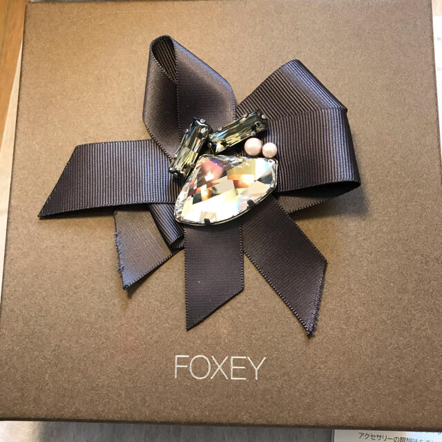 FOXEY(フォクシー)のFOXEY ブローチ　"Ribbon Waltz"29160円　カタログ多数掲載 レディースのアクセサリー(ブローチ/コサージュ)の商品写真