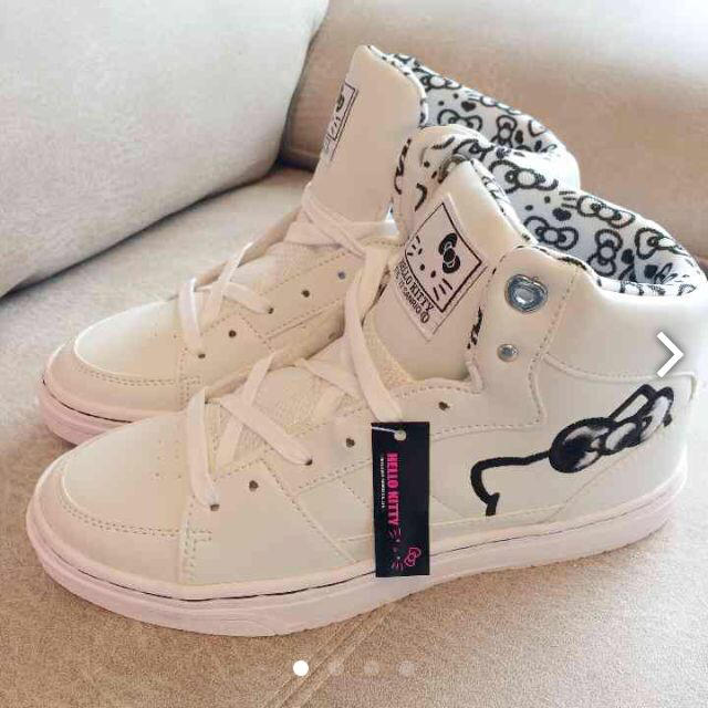 新品✩*॰ハローキティスニーカーの通販 by shop|ラクマ